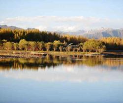Lhasa, l'incantevole scenario sul fiume