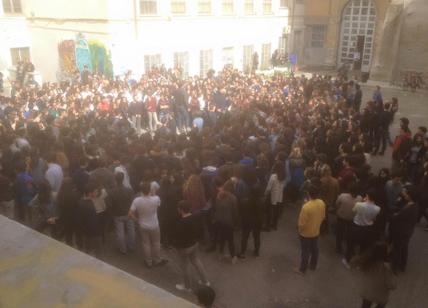 Preso mentre spacciava al liceo Virgilio. Studenti in rivolta contro i Carabinieri