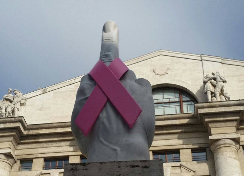 Il "dito medio" di Maurizio Cattelan con il nastro rosa della Lilt Il "dito medio" di Maurizio Cattelan con il nastro rosa della Lilt