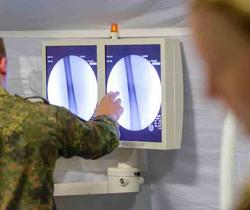 Angela Merkel tra le forze dell'esercito