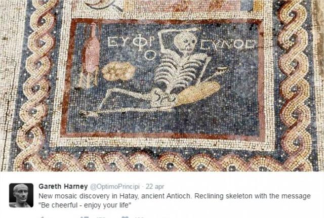 Turchia, scoperto un antico mosaico che recita: "Siate felici, godetevi la vita" (Foto Twitter) Turchia, scoperto un antico mosaico che recita: "Siate felici, godetevi la vita" (Foto Twitter)