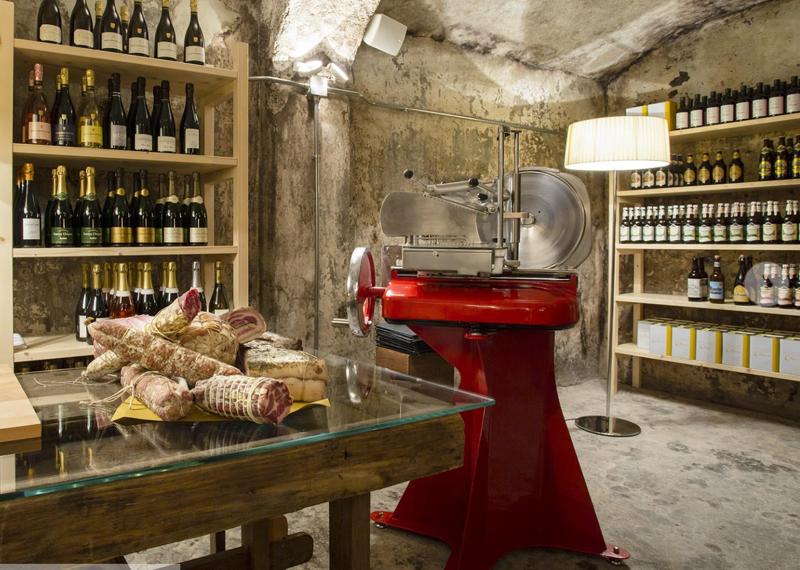 NORDICGRILL MILANO. Nel cuore di Milano, a pochi passi dalla basilica di Sant'Ambrogio, ha aperto i battenti da pochi mesi Nordic Grill Milano, una steak house (ma non solo) unica, dove cucina e design si legano creando un ambiente caldo ed elegante. Luogo ideale dove ritrovare il calore e la semplicità della tradizione, Nordic Grill Milano, non è un classico ristorante, ma piuttosto una cucina aperta sul living, con la grande griglia sempre accesa, il camino e l’angolo per ascoltare la musica e rilassarsi sul divano. Un locale dove si respira l’atmosfera dei paesi del nord Europa, ma in centro a Milano. La selezione dei tagli di carne è curata nel minimo dettaglio e proviene da tutto il mondo: dalla Black Angus Australiana dal gusto intenso e particolare all’Aberdeen Angus Irlandese. Il locale propone anche una vasta offerta di piatti vegetariani, oltre che una varietà di formaggi caserecci. Per gli amanti del mare anche numerose ricette a base di pesce fresco: salmone norvegese, pesce spada, specialità alla griglia e molto altro ancora. Nella suggestiva cantina, un’ampia selezione di vini di altissima qualità provenienti da tutte le regioni della tradizione italiana, è in grado di soddisfare anche i gusti più ricercati. I comodi salotti d’atmosfera sparsi nel portico sono il luogo ideale per sorseggiare in compagnia un bicchiere di vino per stuzzicare l’appetito o rilassarsi nel dopocena. Da visitare la cantina, davvero suggestiva! NORDIC GRILL MILANO. VIA DE AMICIS, 34 MILANO TEL. 02 7395 7934