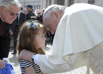 Il Papa le benedice gli occhi. Un "miracolo" per la piccola Lizzy