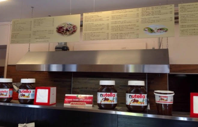 PIADINERIA ARTIGIANALE. Per chi vuole assaggiare una deliziosa piadina a due passi dal Duomo questo è il locale giusto... Il segreto sta tutto nel nome, artigianale, appunto. Ogni mattina viene infatti preparato con cura l’impasto che in seguito viene steso, cotto e e farcito al momento. Per i più affamati c'e' la piada da mezzo metro. Imperdibile quella con Crudo di Parma, brie, carciofini e patè d’olive o la vegetariana Mozzarella, grana, asparagi, pomodori. Oltre 60 le varietà proposte! PIADINERIA ARTIGIANALE. Via Maddalena 1, Milano. Tel. 02/39661161