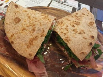 PIADINERIA DOPPIO ZERO. Deliziosa piccola piadineria in via Pier della Francesca. Tavoli alti con una quindicina di sgabelli e cucina a vista. La piada sottile e sfogliata viene servita su un tagliere di legno. Ottimi gli ingredienti per offrire alla clentela una cinquantina di proposte. Tra le proposte più gettonate quella con bresaola, brie e rucola e quella con mozzarella, gamberetti, tonno, pomodoro e lattuga. Per i più golosi imperdibile la dolce piada con Nutella e mascarpone. PIADINERIA DOPPIO ZERO. Via Pier della Francesca, 68 Milano. Tel. 339/2238657