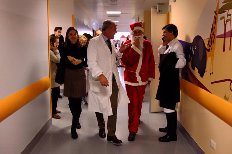 Un Babbo Natale speciale all'ospedale Niguarda: dietro all'abito rosso ed alla lunga barba bianca c'era infatti il sindaco di Milano Giuliano Pisapia, impegnato anche quest'anno a portare regali ai bambini ammalati. Un'occasione anche per visitare il nuovo reparto, le cui pareti sono state colorate dagli studenti del Naba (foto: Facebook/Il Sorriso di Matilde Onlus)
