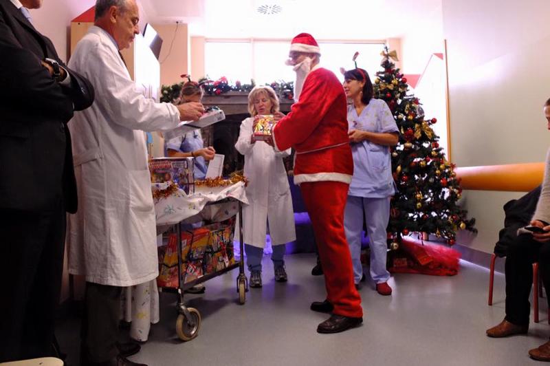 Un Babbo Natale speciale all'ospedale Niguarda: dietro all'abito rosso ed alla lunga barba bianca c'era infatti il sindaco di Milano Giuliano Pisapia, impegnato anche quest'anno a portare regali ai bambini ammalati. Un'occasione anche per visitare il nuovo reparto, le cui pareti sono state colorate dagli studenti del Naba (foto: Facebook/Il Sorriso di Matilde Onlus)