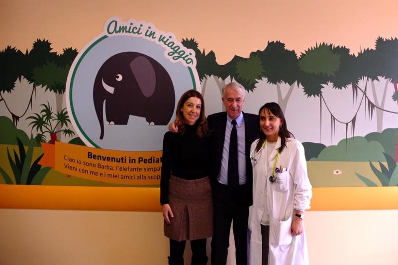 Un Babbo Natale speciale all'ospedale Niguarda: dietro all'abito rosso ed alla lunga barba bianca c'era infatti il sindaco di Milano Giuliano Pisapia, impegnato anche quest'anno a portare regali ai bambini ammalati. Un'occasione anche per visitare il nuovo reparto, le cui pareti sono state colorate dagli studenti del Naba (foto: Facebook/Il Sorriso di Matilde Onlus)