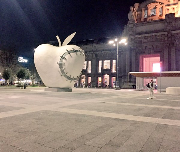La "mela reintegrata" di Michelangelo Pistoletto trova la sua collocazione di fronte la Stazione Centrale di Milano La "mela reintegrata" di Michelangelo Pistoletto trova la sua collocazione di fronte la Stazione Centrale di Milano