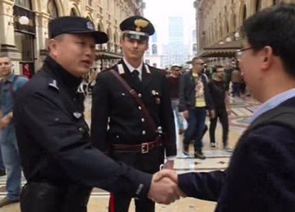 I poliziotti cinesi a Milano diventano star: abbracci e selfie