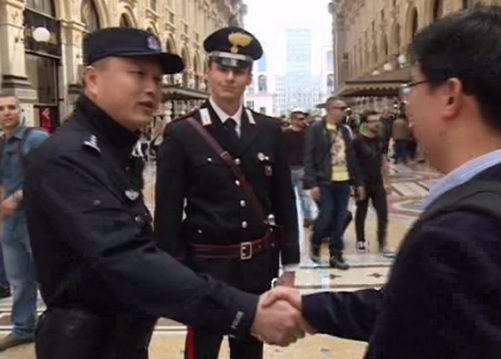 Poliziotti cinesi a Milano Poliziotti cinesi a Milano