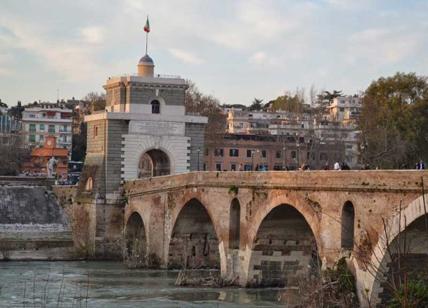 Ponte Milvio: tenta il sucidio, afferrato al volo per le gambe dai carabinieri