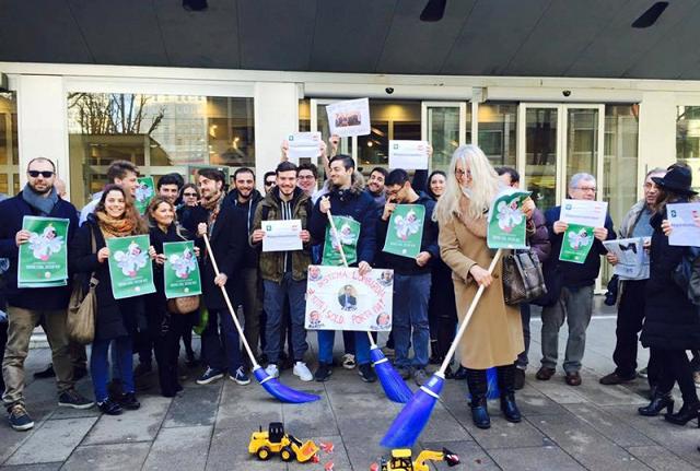 Maroni e #laquestionemolare: presidio dei Giovani democratici in Regione Maroni e #laquestionemolare: presidio dei Giovani democratici in Regione