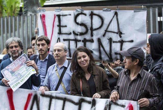 Sabina Guzzanti al sit-in davanti sede Rai per chiedere dimissioni Bruno Vespa