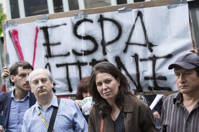 Sabina guzzanti protesta (7)