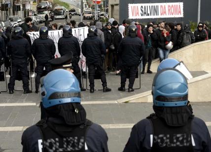 "Salvini via da Roma", caos a Tor Pignattara. "Balordi da galera"