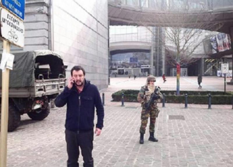Matteo Salvini si è fatto ritrarre in una foto poi pubblicata sul suo profilo Twitter a Bruxelles, poco dopo la sanguinosa strage dell'Isis Matteo Salvini si è fatto ritrarre in una foto poi pubblicata sul suo profilo Twitter a Bruxelles, poco dopo la sanguinosa strage dell'Isis