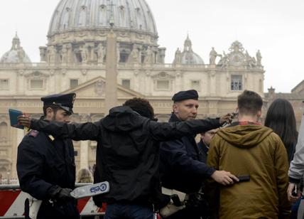 Decreto sicurezza, finta malformata chiede l'elemosina in Vaticano. Denunciata