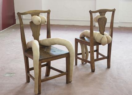 Miart, Sarah Lucas ridicolizza i tabù sessuali maschili. FOTO Miart, Sarah Lucas ridicolizza i tabù sessuali maschili. FOTO