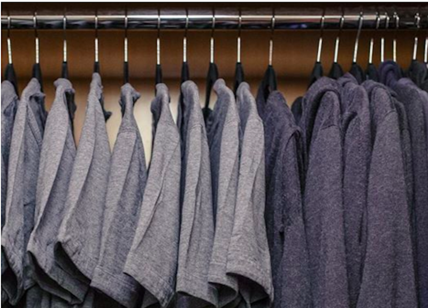 Zuckerberg apre il suo armadio: magliette e felpe tutte uguali