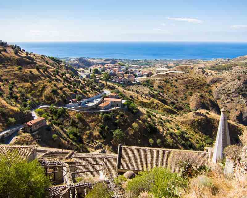 La città fantasma di Pentedattilo La città fantasma di Pentedattilo