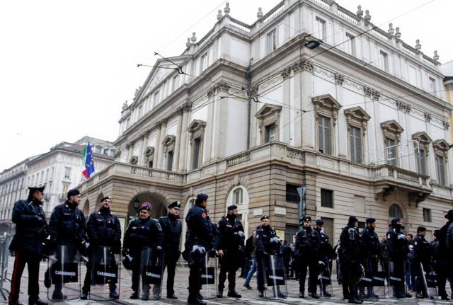 Metal detector e controlli per la "Prima" alla Scala Metal detector e controlli per la "Prima" alla Scala