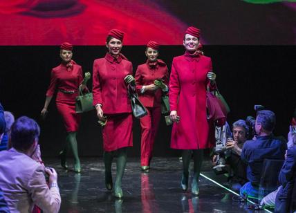 Alitalia, nuove divise per le hostess: rosso e verdone in un mix rétro