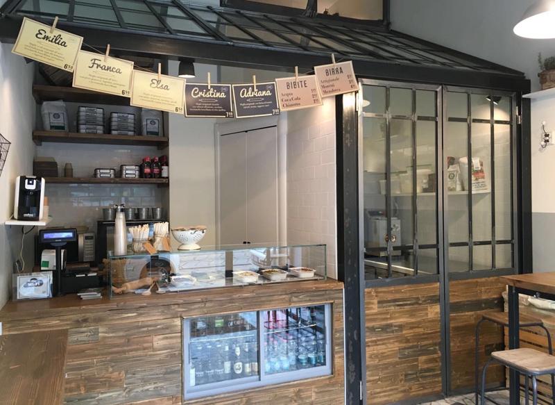 Ha aperto a Milano in Corso di Porta Romana, SorryMama, la prima sfida street alle mamme di tutt’Italia. Una nuova oasi del gusto che rende protagonista una pietanza spesso trascurata dal mondo dello street food, ma da sempre regina incontrastata delle cucine casalinghe di tutto lo Stivale: la Lasagna.Grazie all’intuizione di due giovani imprenditori italiani, la Lasagna diventa il piatto principale di un nuovo ristorante ispirato al ‘Casual Dining’, che porta sulle strade della metropoli quel profumo irresistibile che esce dalla cucina di casa la domenica mattina. Un punto perfetto per una pausa piena di gusto alla scoperta dei mille volti di un classico senza tempo, proposto in tante differenti e golosissime vesti: dalla tradizionale bolognese alle versioni reinterpretate light, vegetariana o vegan, passando per tante altre originali ricette gelosamente custodite nelle pagine dei ricettari di mamme, nonne e suocere. A garantire la qualità delle ricette, ingredienti italiani di alta qualità e tanto amore per la cucina! SORRYMAMA - Corso di Porta Romana, 79 Milano