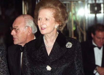 Margaret Thatcher: all'asta gioielli, abiti e borse. FOTO