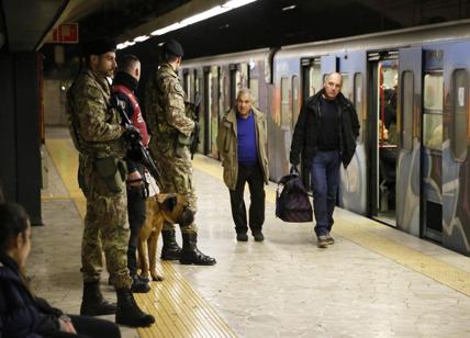 Allarme terrorismo, zainetto sospetto alla fermata San Paolo: Metro B bloccata