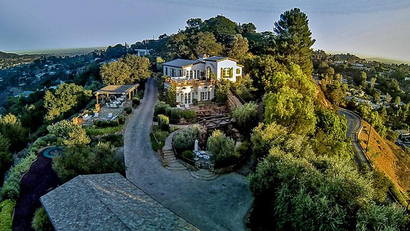 Un’altra missione immobiliare portata a termine da Tom Cruise che è riuscito a vendere la sua bellissima villa di Hollywood per 12.995 milioni di dollari (Casa.it) Un’altra missione immobiliare portata a termine da Tom Cruise che è riuscito a vendere la sua bellissima villa di Hollywood per 12.995 milioni di dollari (Casa.it)