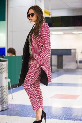 Look in aereo: vince Victoria Beckham. I 20 consigli per viaggiare con stile