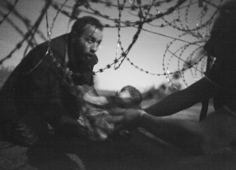 'Speranza di una nuova vita' di Warren Richardson - dal sito World Press Photo 'Speranza di una nuova vita' di Warren Richardson - dal sito World Press Photo