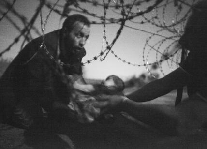 World Press Photo, vince il bebè migrante sotto il filo spinato