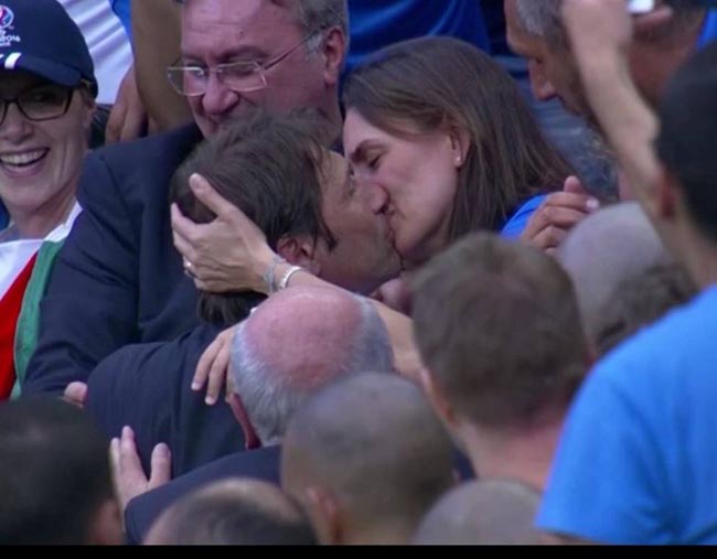 Il bacio di Antonio Conte alla moglie dopo Italia-Spagna (71%) Il bacio di Antonio Conte alla moglie dopo Italia-Spagna (71%)