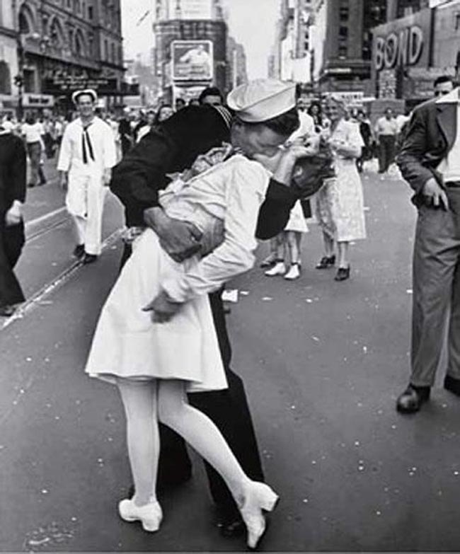 La foto “V-J day in Times Square” di Alfred Eisenstaedt (56%) La foto “V-J day in Times Square” di Alfred Eisenstaedt (56%)
