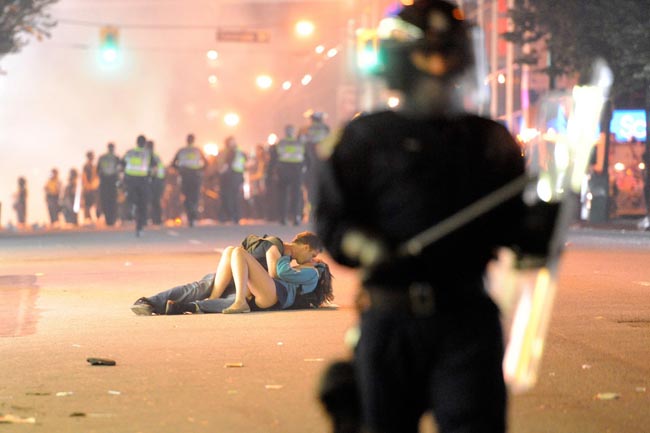 Il “Vancouver Riot Kiss” di Richard Lam (49%) Il “Vancouver Riot Kiss” di Richard Lam (49%)