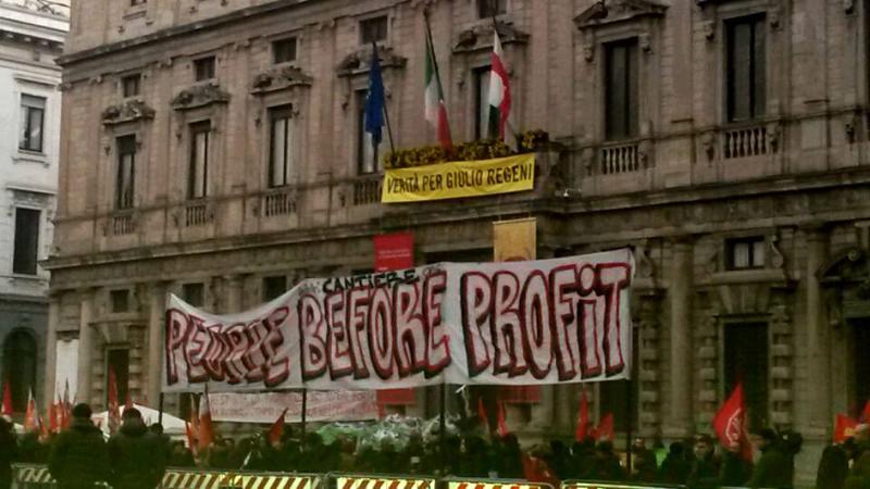 Prima della Scala: la manifestazione di centro sociali e sindacati (foto: facebook Il Cantiere)