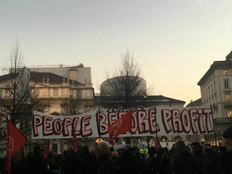 Prima della Scala: la manifestazione di centro sociali e sindacati (foto: facebook Il Cantiere)