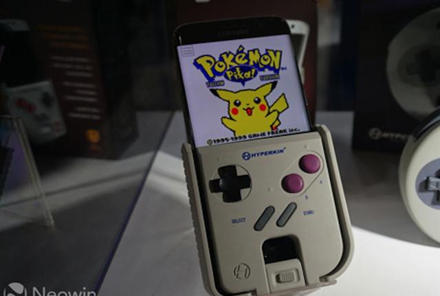 Lo smartphone si trasforma in Game Boy: da pesce d'aprile a realtà