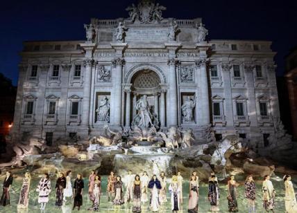 Fendi, i 90 anni alla Fontana di Trevi. Le modelle sfilano sull'acqua