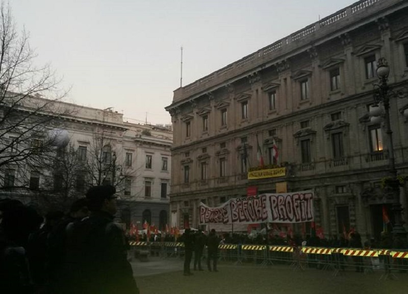 Prima della Scala: la manifestazione di centro sociali e sindacati (foto: facebook Il Cantiere)
