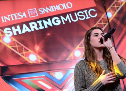 Intesa Sanpaolo, i finalisti di X Factor in concerto nella filiale di Milano Intesa Sanpaolo, i finalisti di X Factor in concerto nella filiale di Milano