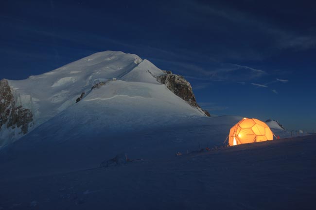 Tenda di Carotaggio presso il Col du Dome con vista sulla vetta del Monte Bianco. Photo credit: JOURDAIN, Bruno/CNRS Photothèque Tenda di Carotaggio presso il Col du Dome con vista sulla vetta del Monte Bianco. Photo credit: JOURDAIN, Bruno/CNRS Photothèque