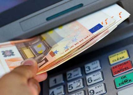 Napoli, bancomat "sputa" 980 euro: lui li raccoglie e li consegna alla polizia