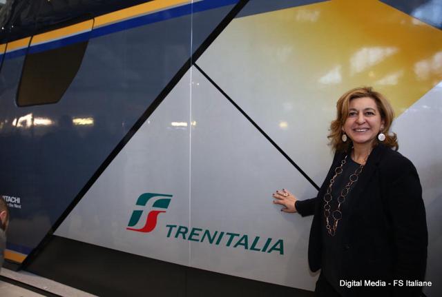 L'ad di Trenitalia Barbara Morgante davanti al modello 1:1 del nuovo treno regionale a doppio piano Rock. L'ad di Trenitalia Barbara Morgante davanti al modello 1:1 del nuovo treno regionale a doppio piano Rock.