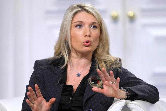 SCHIAFFO 3 - Viviana Beccalossi, Assessore al Territorio di Regione Lombardia. Un’altra che di tempo per la toponomastica averne molto se, come i due radicali precedenti, spende le proprie energie sui nomi di vie e piazze. Stavolta si parla della proposta di intitolare a Giorgio Almirante, storico nome della destra, una via milanese. E dopo il parere contrario del sindaco Sala la Beccalossi sembra averne fatto una vera e propria battaglia politica. Forse i cittadini apprezzerebbero di più altri sforzi da parte della focosa Viviana. SCHIAFFO 3 - Viviana Beccalossi, Assessore al Territorio di Regione Lombardia. Un’altra che di tempo per la toponomastica averne molto se, come i due radicali precedenti, spende le proprie energie sui nomi di vie e piazze. Stavolta si parla della proposta di intitolare a Giorgio Almirante, storico nome della destra, una via milanese. E dopo il parere contrario del sindaco Sala la Beccalossi sembra averne fatto una vera e propria battaglia politica. Forse i cittadini apprezzerebbero di più altri sforzi da parte della focosa Viviana.