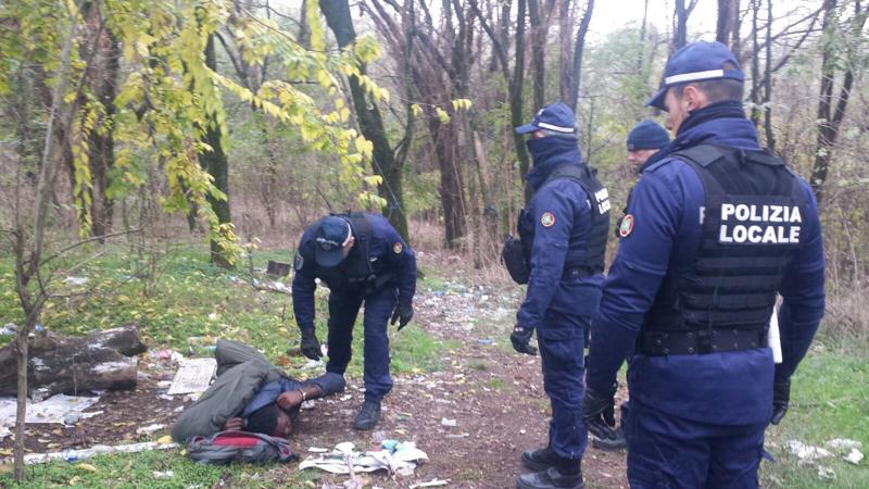 Blitz dei carabinieri nel "boschetto della droga" di Milano Blitz dei carabinieri nel "boschetto della droga" di Milano