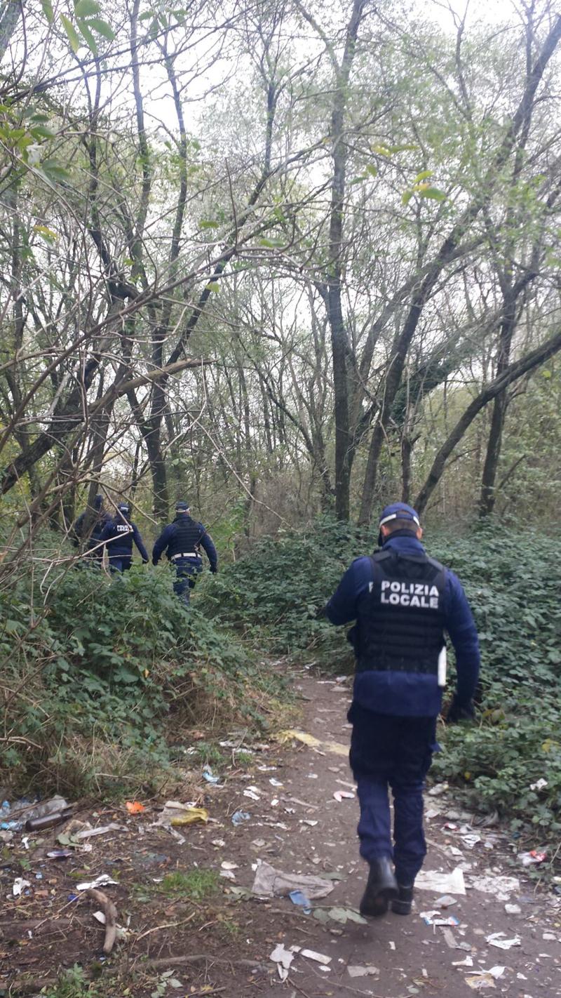 Blitz dei carabinieri nel "boschetto della droga" di Milano Blitz dei carabinieri nel "boschetto della droga" di Milano