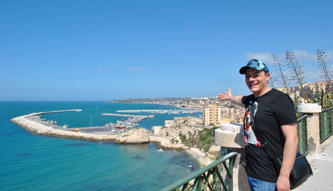 Sciacca ospita una festa che conta oltre cento anni di storia e che attira ogni anno un pubblico di circa 200 mila visitatori il celebre carnevale